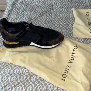 Tennis shoes